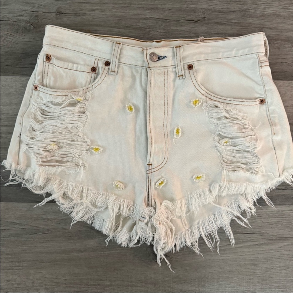 ⭐️ Boho Levi’s White High-Waisted Jean Shorts with Frayed Hem